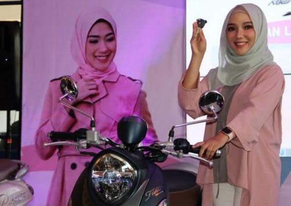 Selebgram Ayu Indriati - Yamaha Fino 125